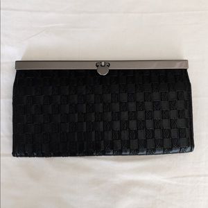 Black clutch